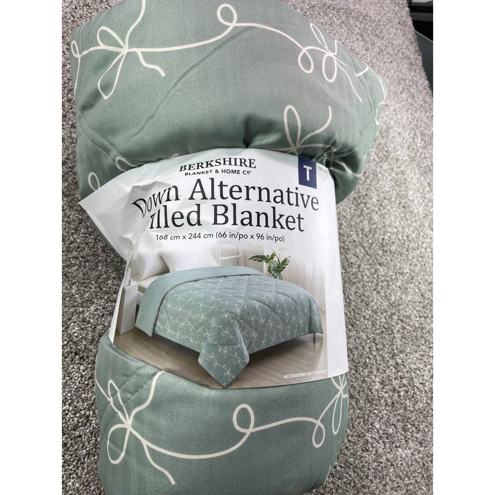 Berkshire Down Alternative Blanket T Green Open Box Geometric Quilted 66x96